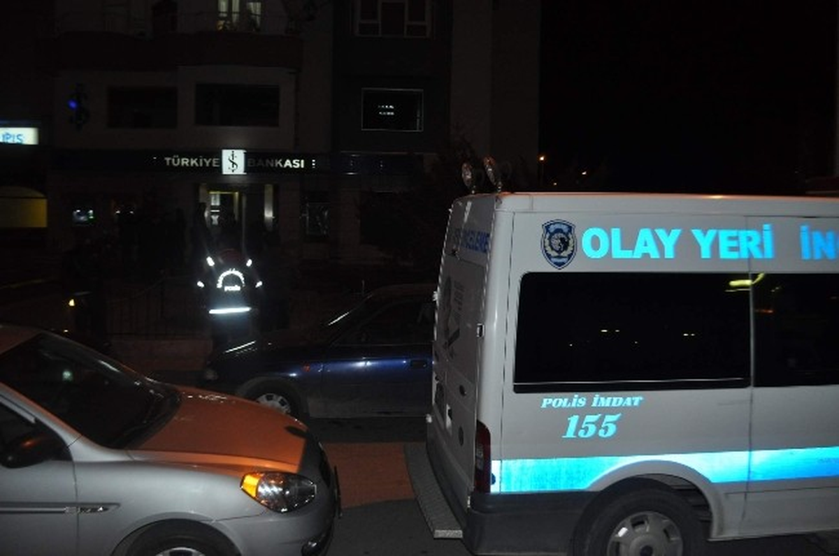 Güvenlik Görevlisinin Silahıyla Soygunu Gerçekleştirdi
