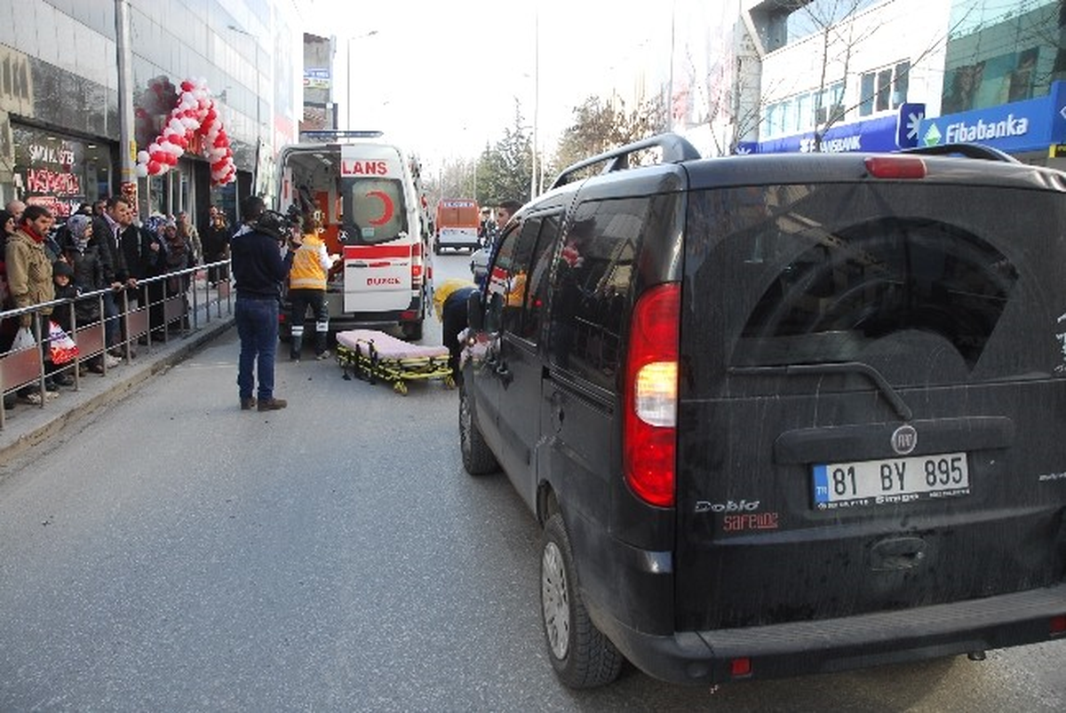 Hafif Ticari Aracın Çarptığı Yaşlı Adam Yaralandı