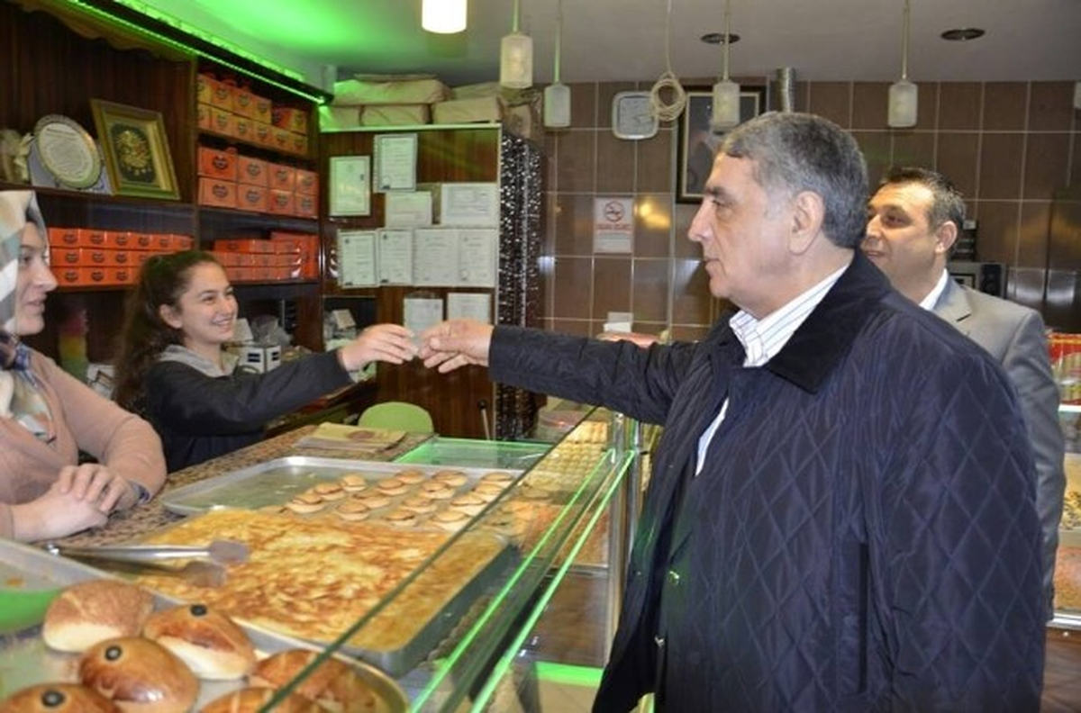 Karabağlar AK Parti Adayı Kalkan\'ı Bağrına Bastı