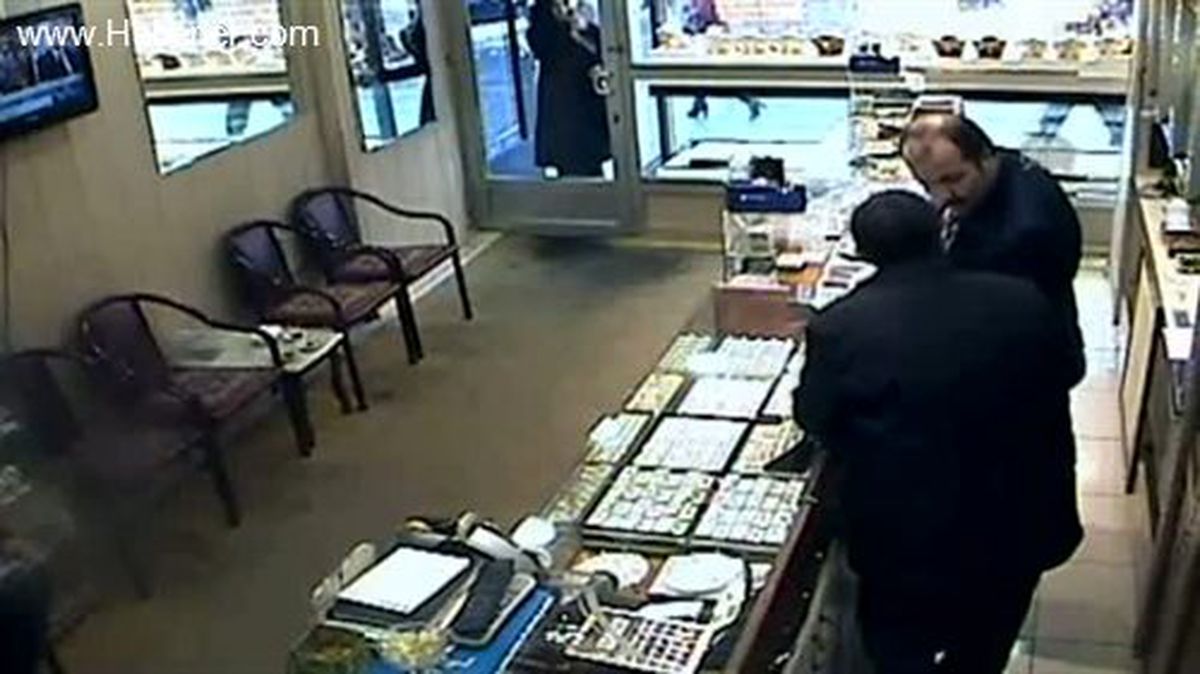 Kuyumcudan hırsızlık anı güvenlik kamerasına yansıdı -