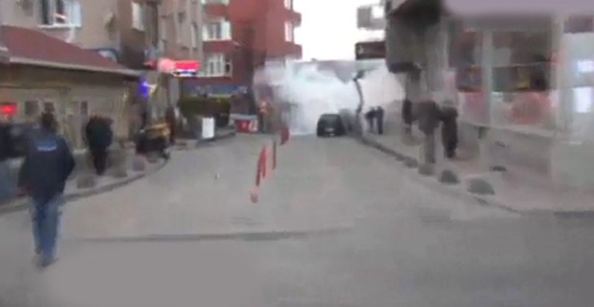 Okmeydanı\'nda Barikat Kuran Gruba Polis Müdahalesi