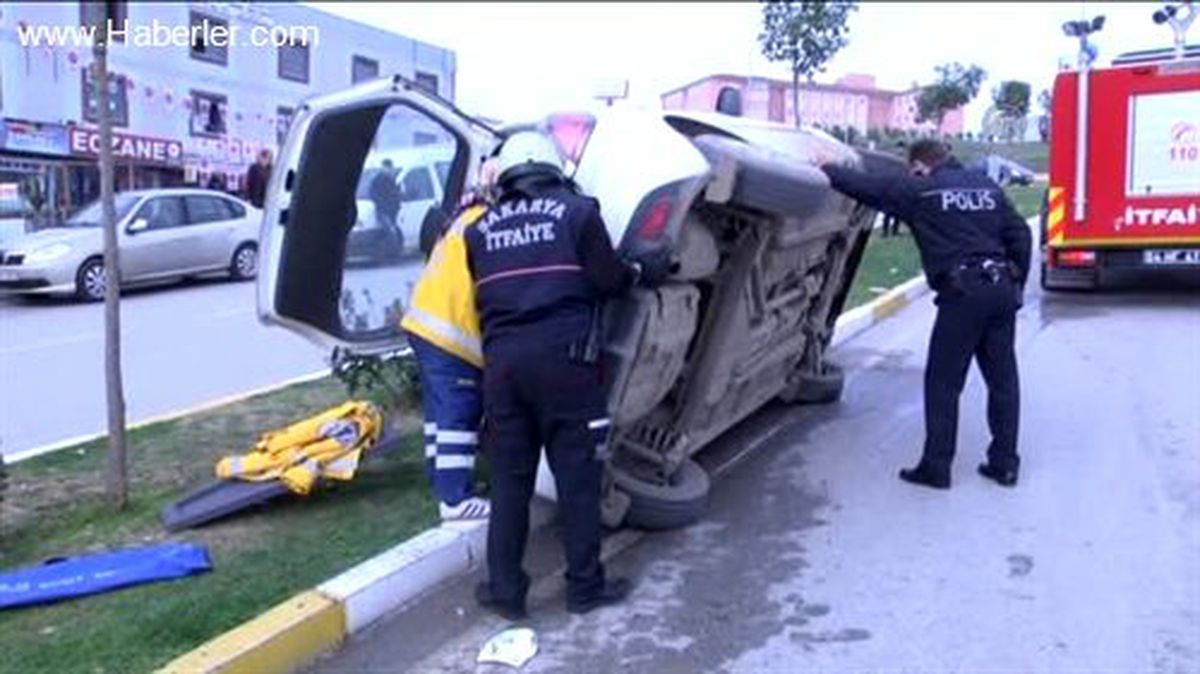 Sakarya\'da Otomobilde Sıkışan Sürücü İçin Seferber Oldular