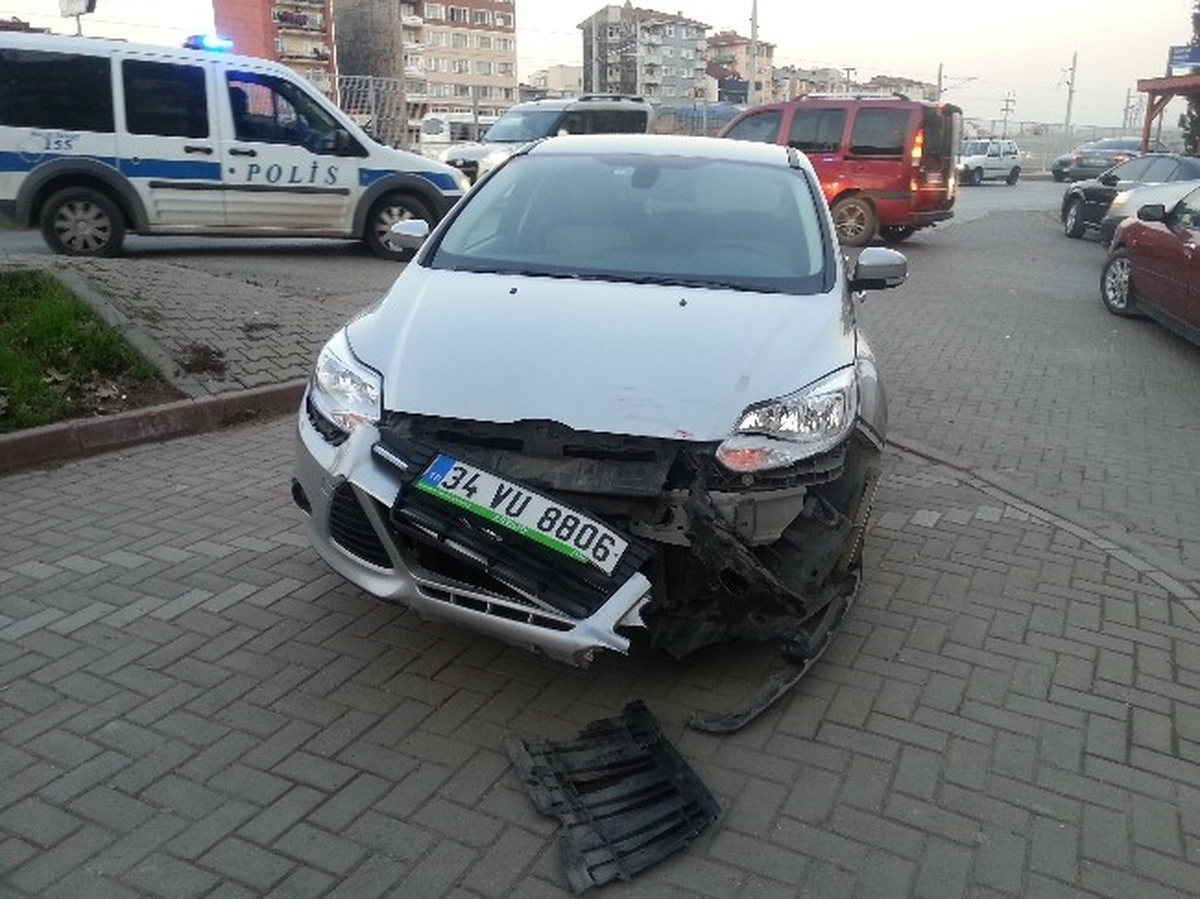 Otomobille Motosiklet Çarpıştı: 1 Yaralı