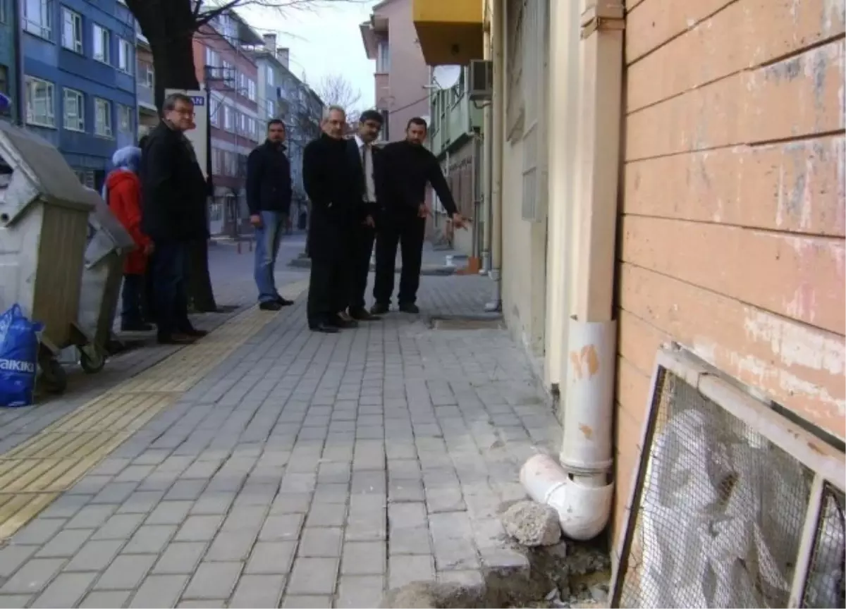 Bursa'da Pınarbaşı Caddesinde Bodrumları Su Basıyor