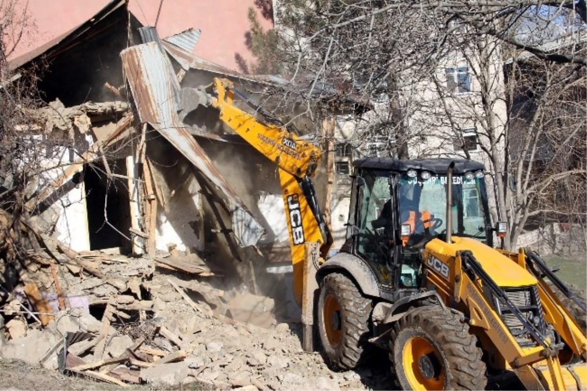 Suşehri Belediyesi Eski Yapıların Yıkımına Devam Ediyor
