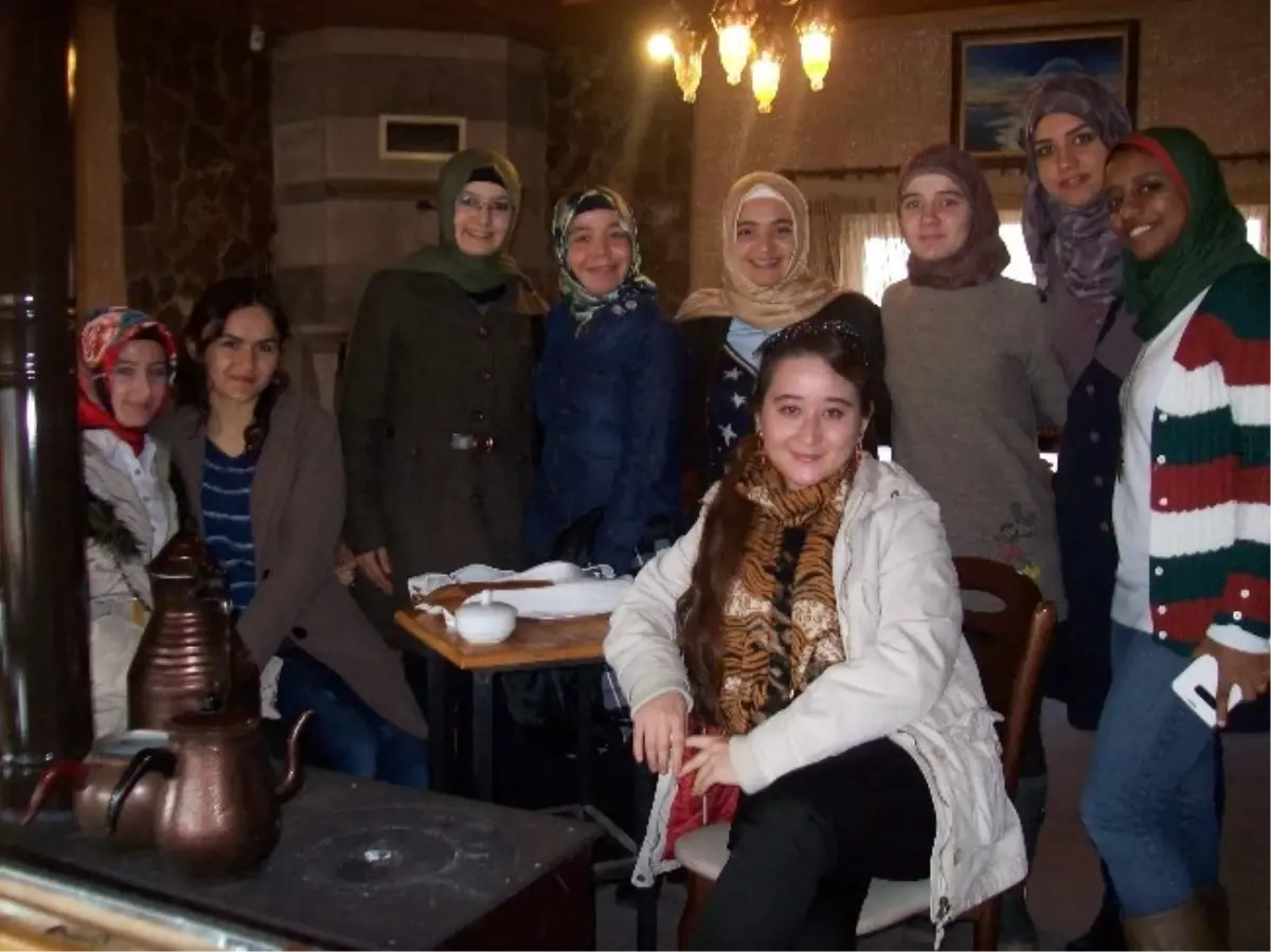 Üniversiteliler At Çiftliğinde Stres Attı