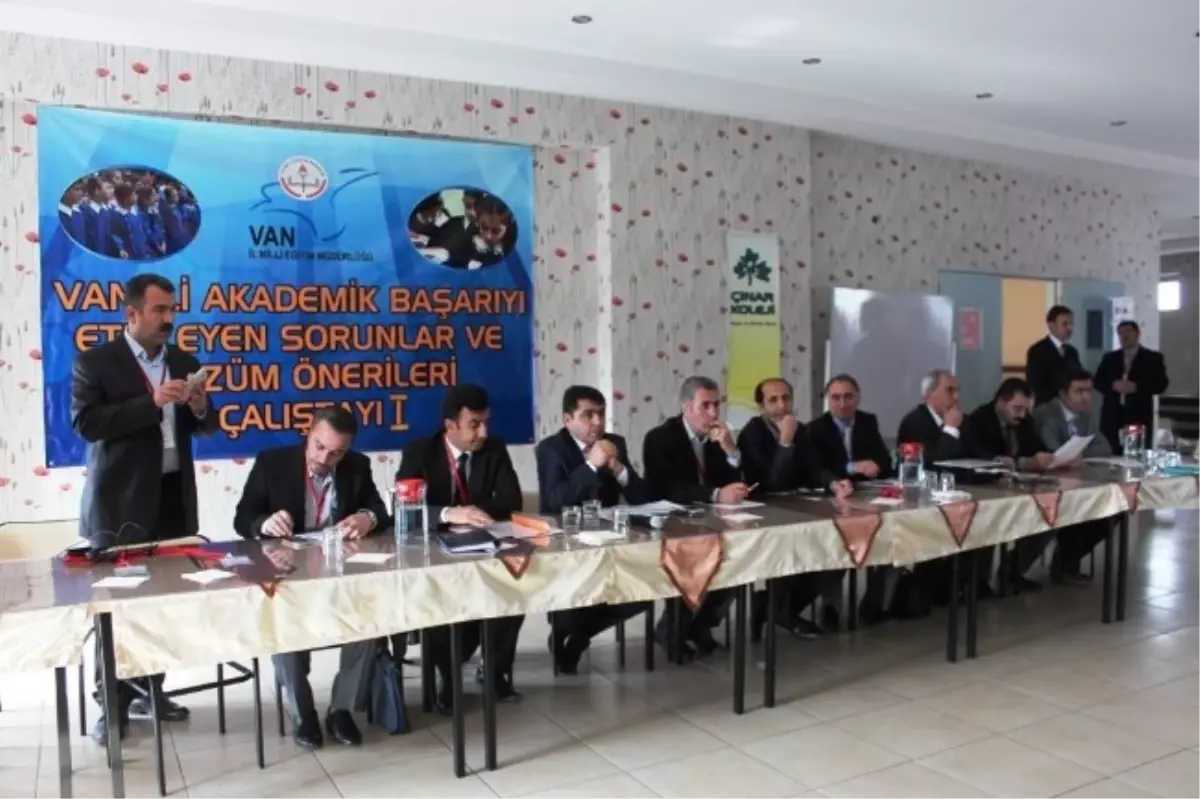 Van\'da "Akademik Başarıyı Etkileyen Sorunlar ve Çözüm Önerileri" Çalıştayı
