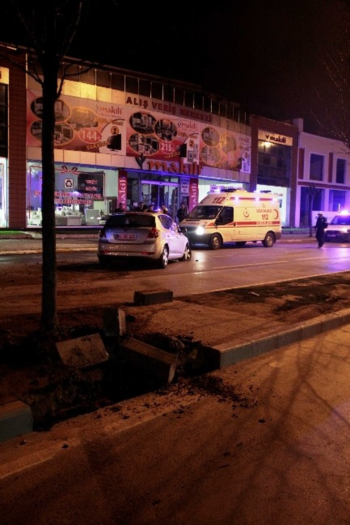 Virajı Alamayan Otomobil Refüje Çarpıp Karşı Şeride Uçtu