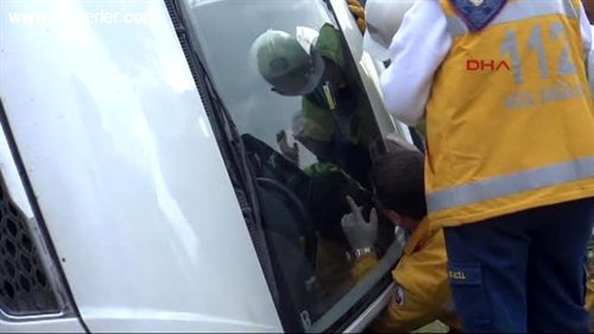 Yan Yatan Otomobilde Mahsur Kalan Sürücü Böyle Kurtarıldı