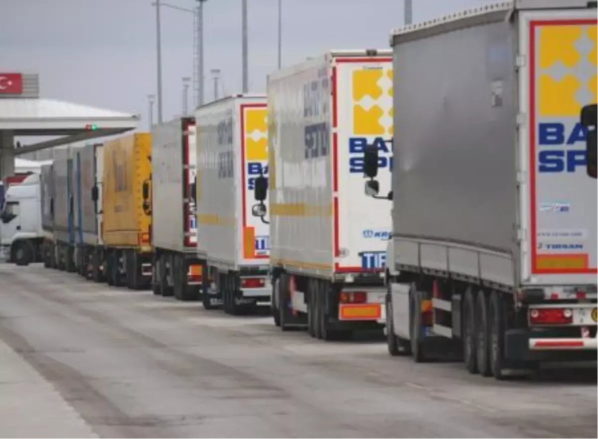 Kapıkule'de Bekleyen TIR'lardaki Sebze ve Meyveler Çürüyor
