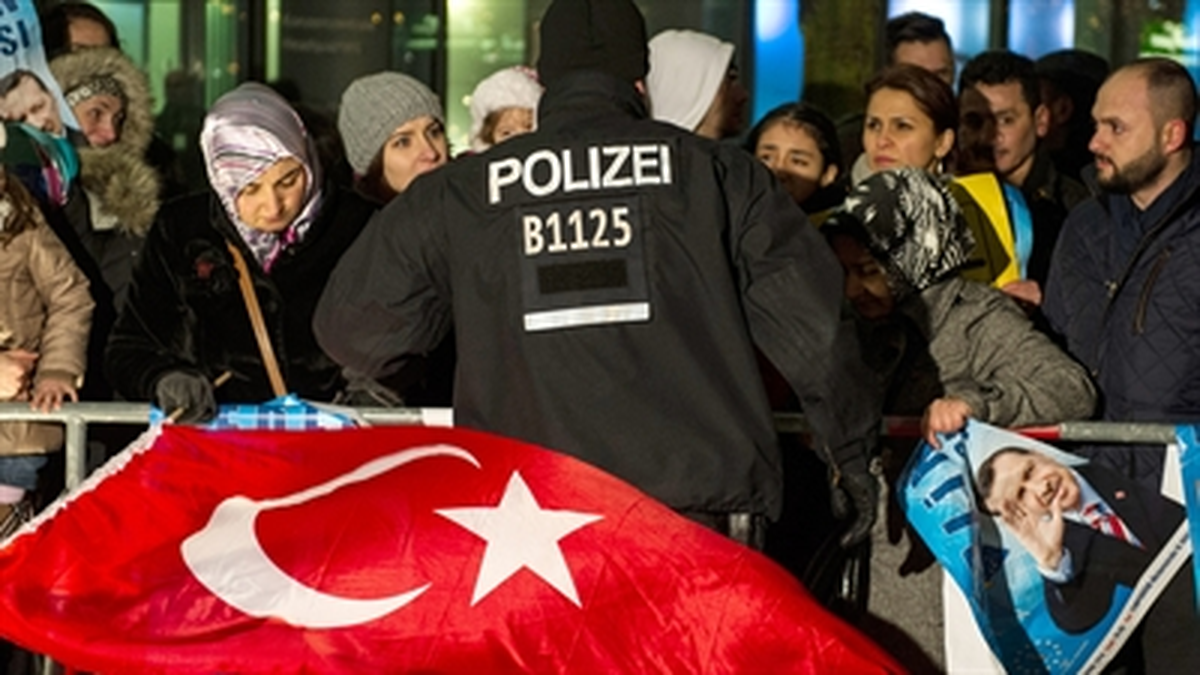 Alman Medyası: Berlin\'de Erdoğan\'a Destek ve Protesto