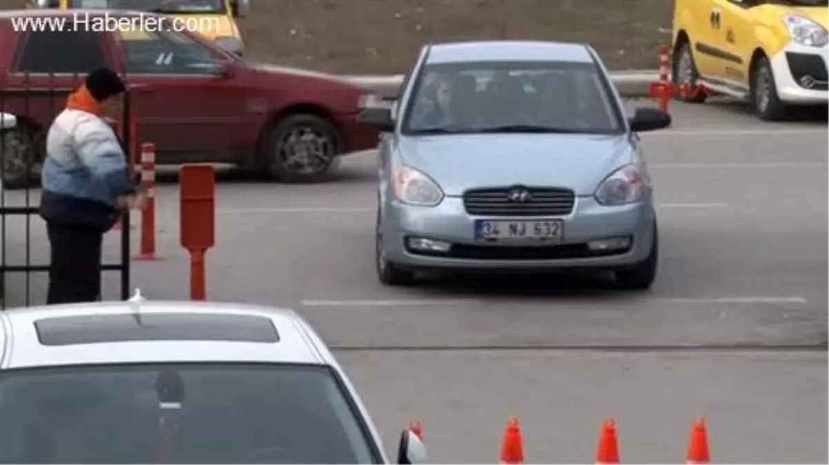 Aralarında Polislerin de Olduğu İnsan Kaçakçılığı Şebekesine Operasyon