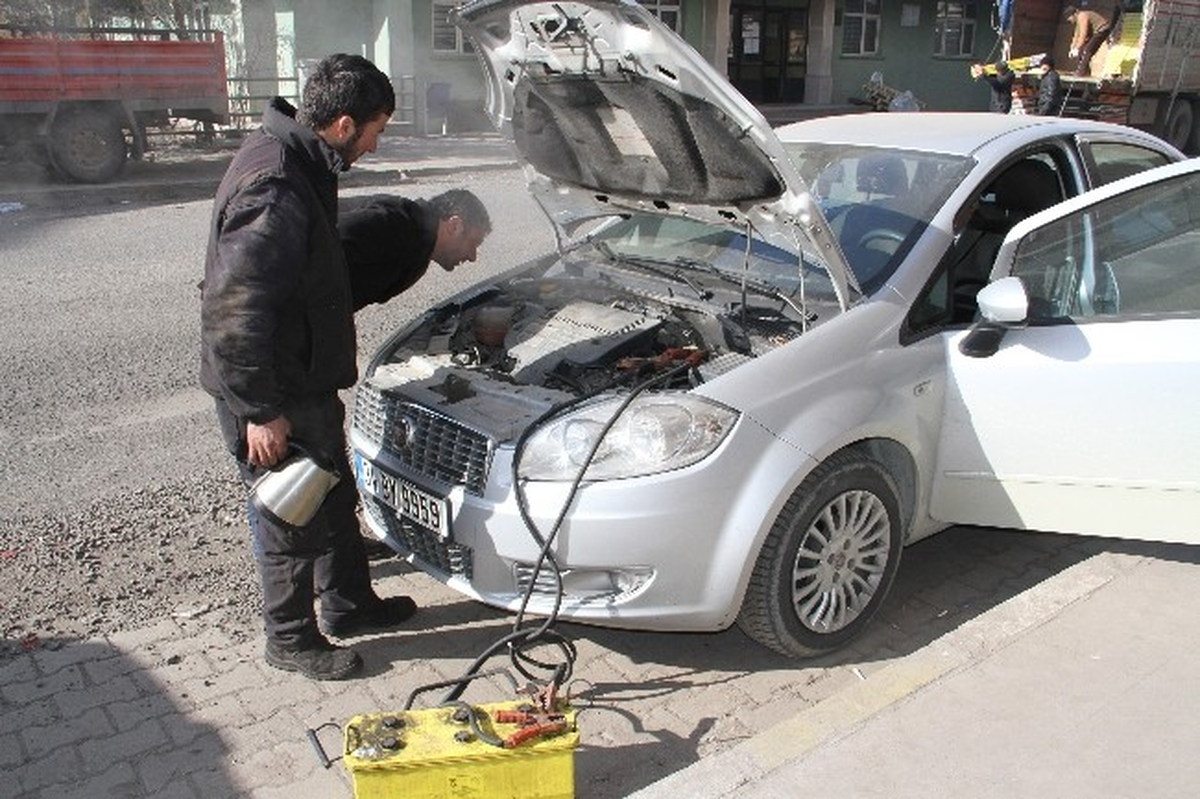 Ardahan\'da Kapalı Garajdaki Araçlar Bile Dondu