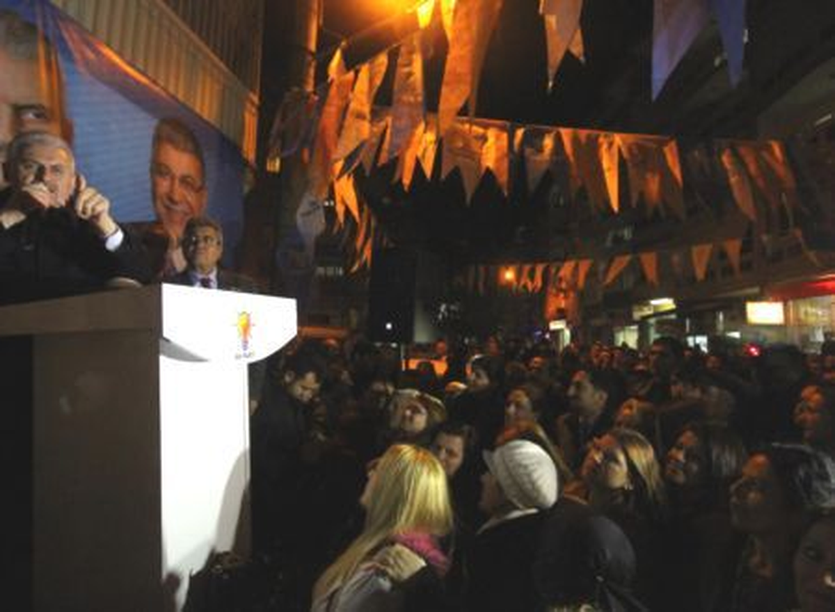 Binali Yıldırım Bornova\'da Vatandaşlarla Buluştu