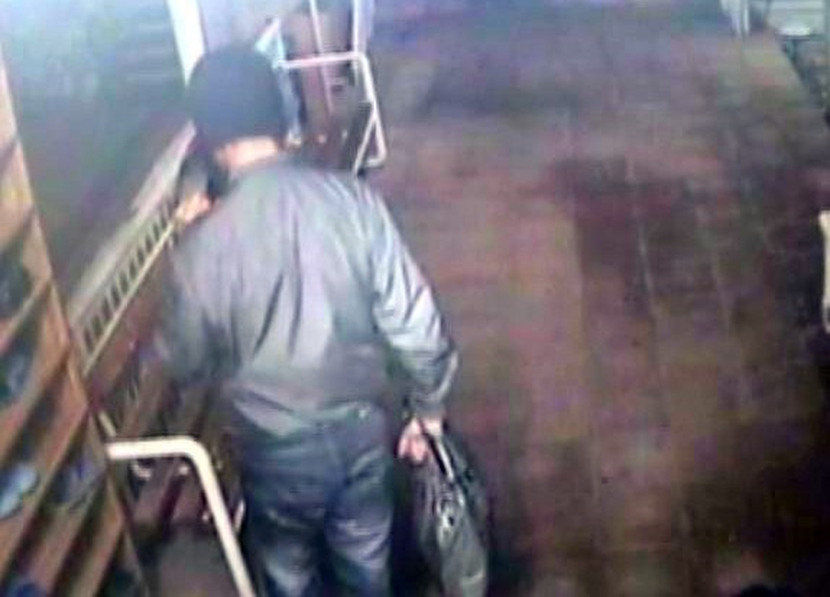 Camideki Ayakkabıları Koklayıp Çaldı