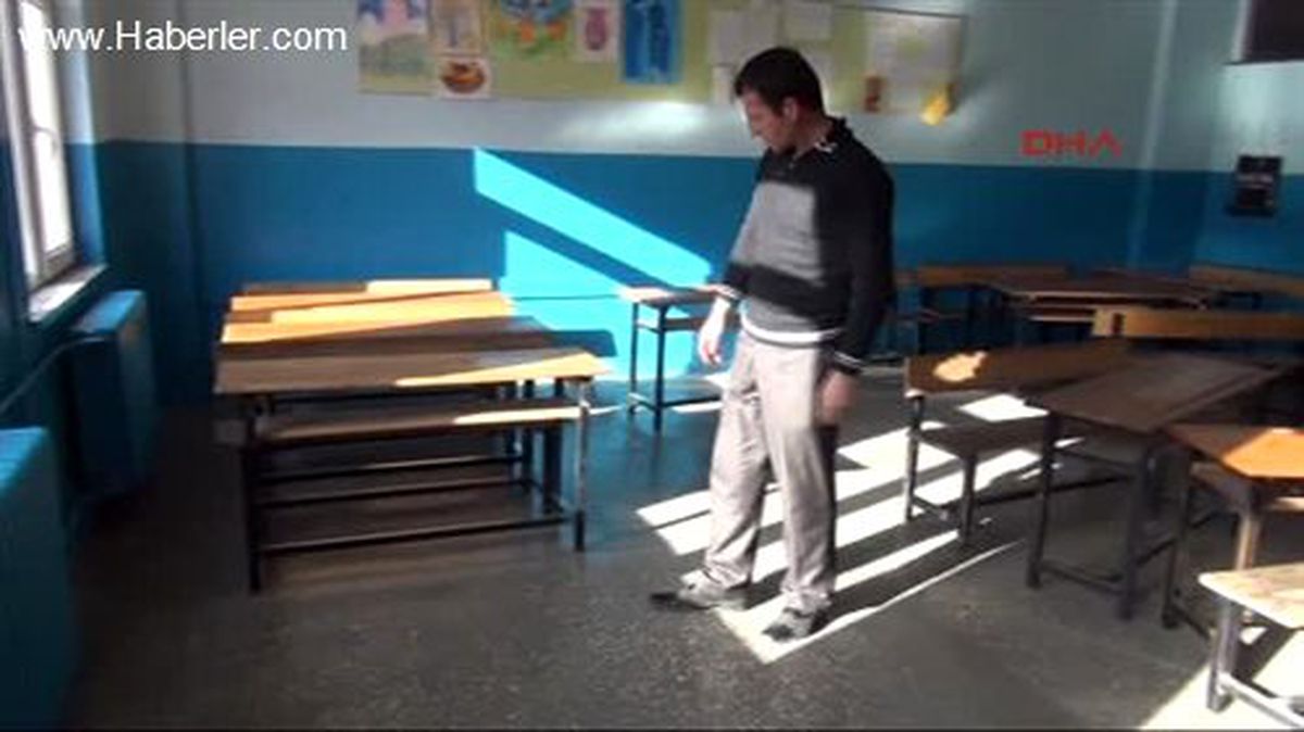 Cezasını Okul Temizleyerek Çekiyor