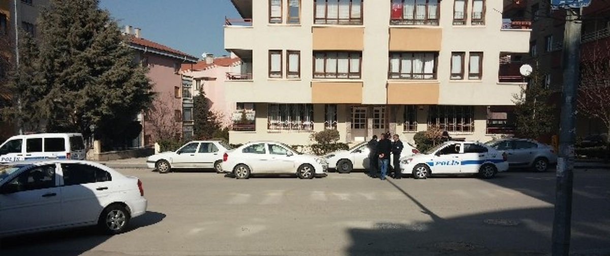 CHP\'li Keskin\'in Korumasının Trafik Kavgasında Silahını Çektiği İddiası