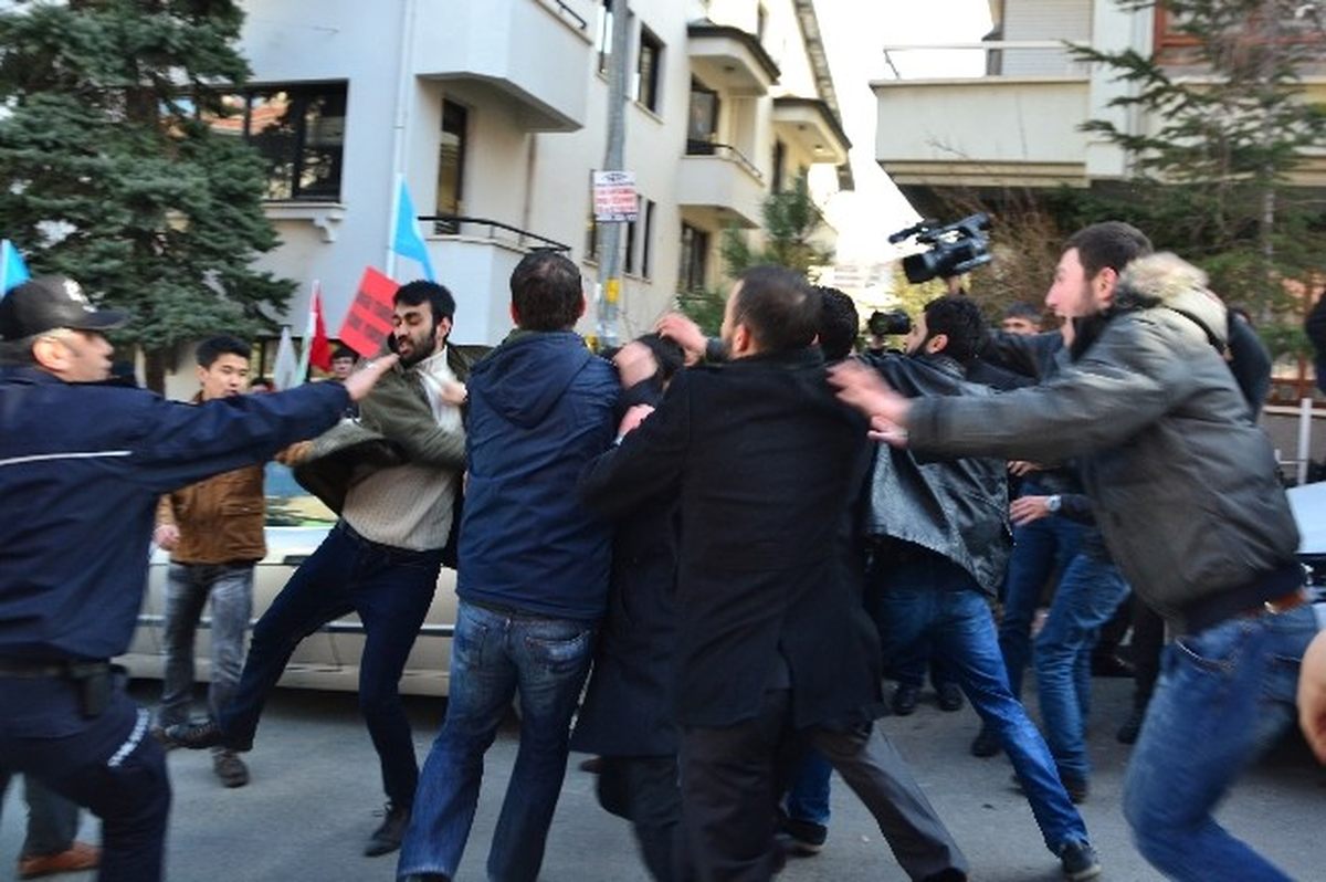 Çin Büyükelçiliği Önünde Kavga