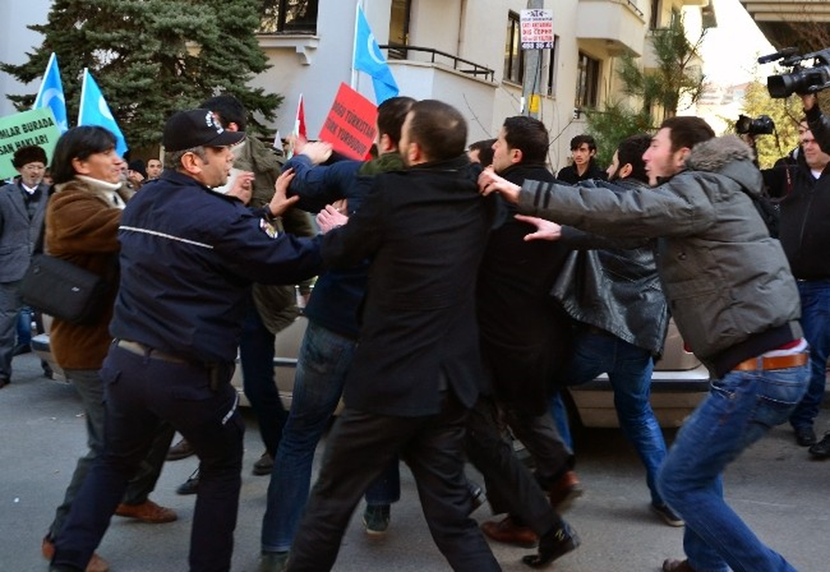 Çin Büyükelçiliği Önünde Kavga