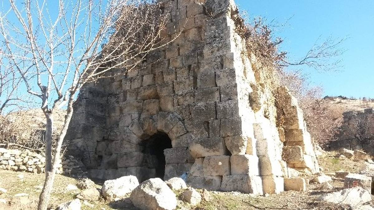 Derik Kalesi Restore Edilmeyi Bekliyor