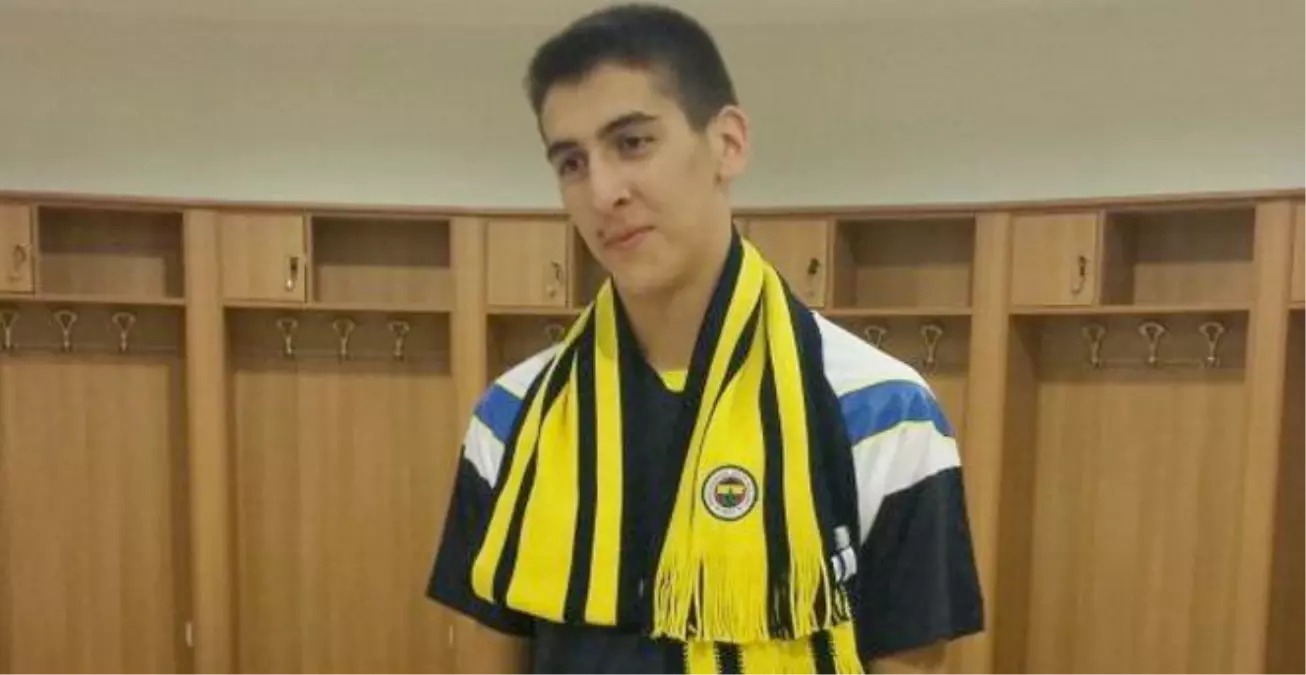 Fenerbahçeli Kenan Sipahi\'nin Eli Kırıldı