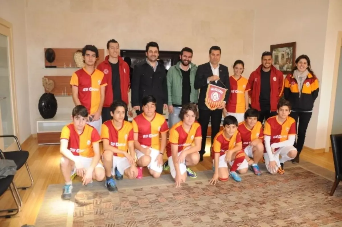 Galatasaray Futbol Okulu Öğrencilerinden Başkan Kocadon\'a Ziyaret