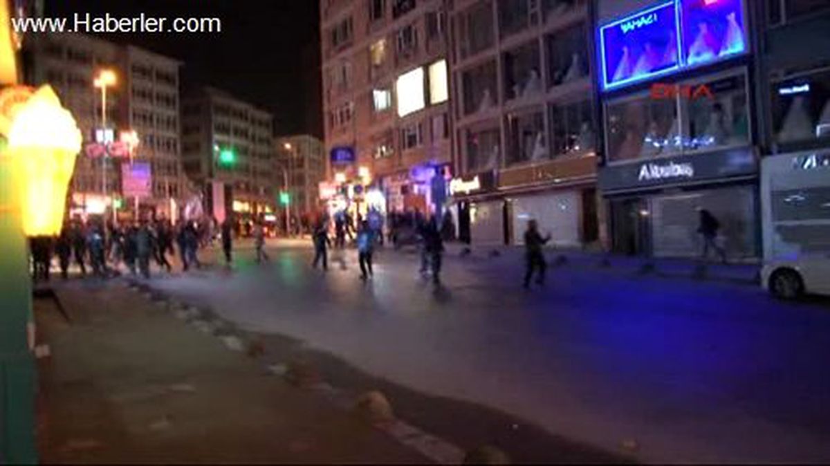 Kadıköy\'de Mehmet Ayvalıtaş Eylemine Polis Müdahalesi