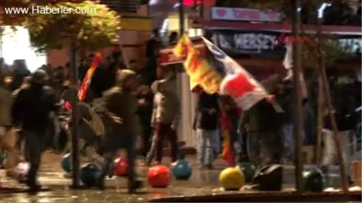 Kadıköy\'de Mehmet Ayvalıtaş Eylemine Polis Müdahalesi