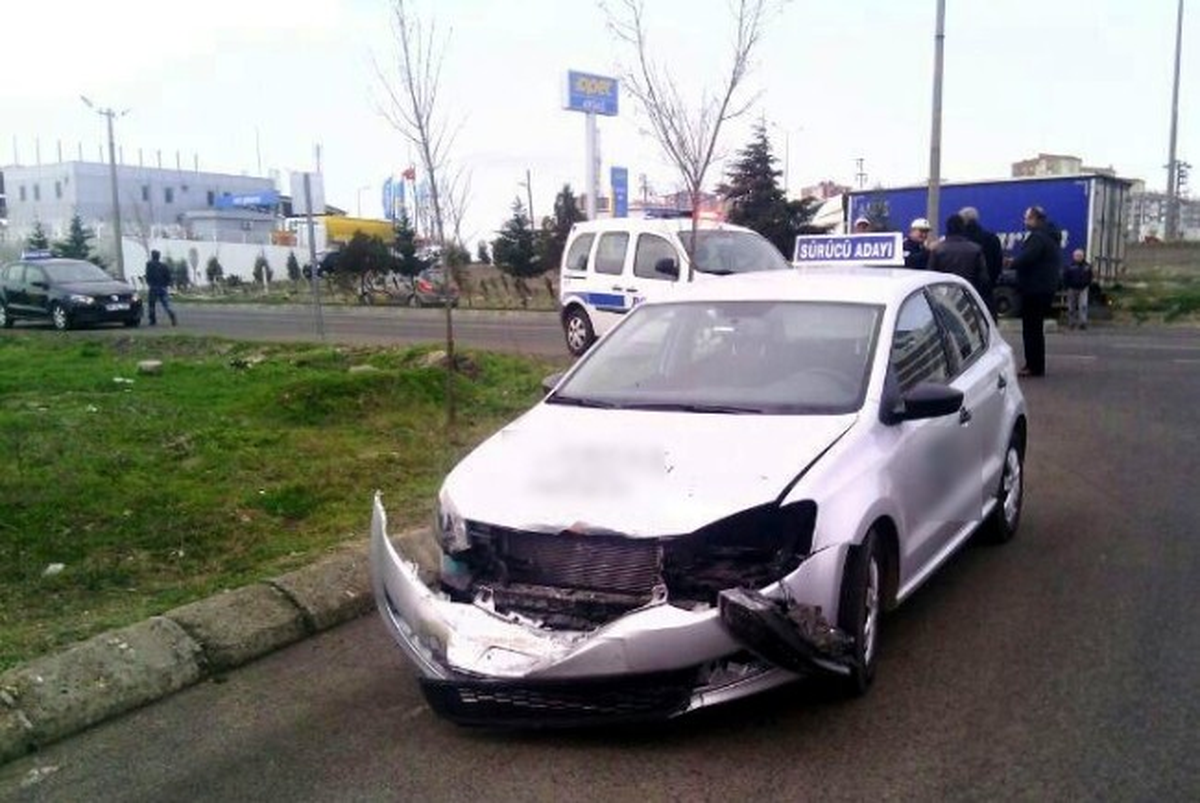 Kamyon Sürücüsü Eğitim Aracına Çarptı