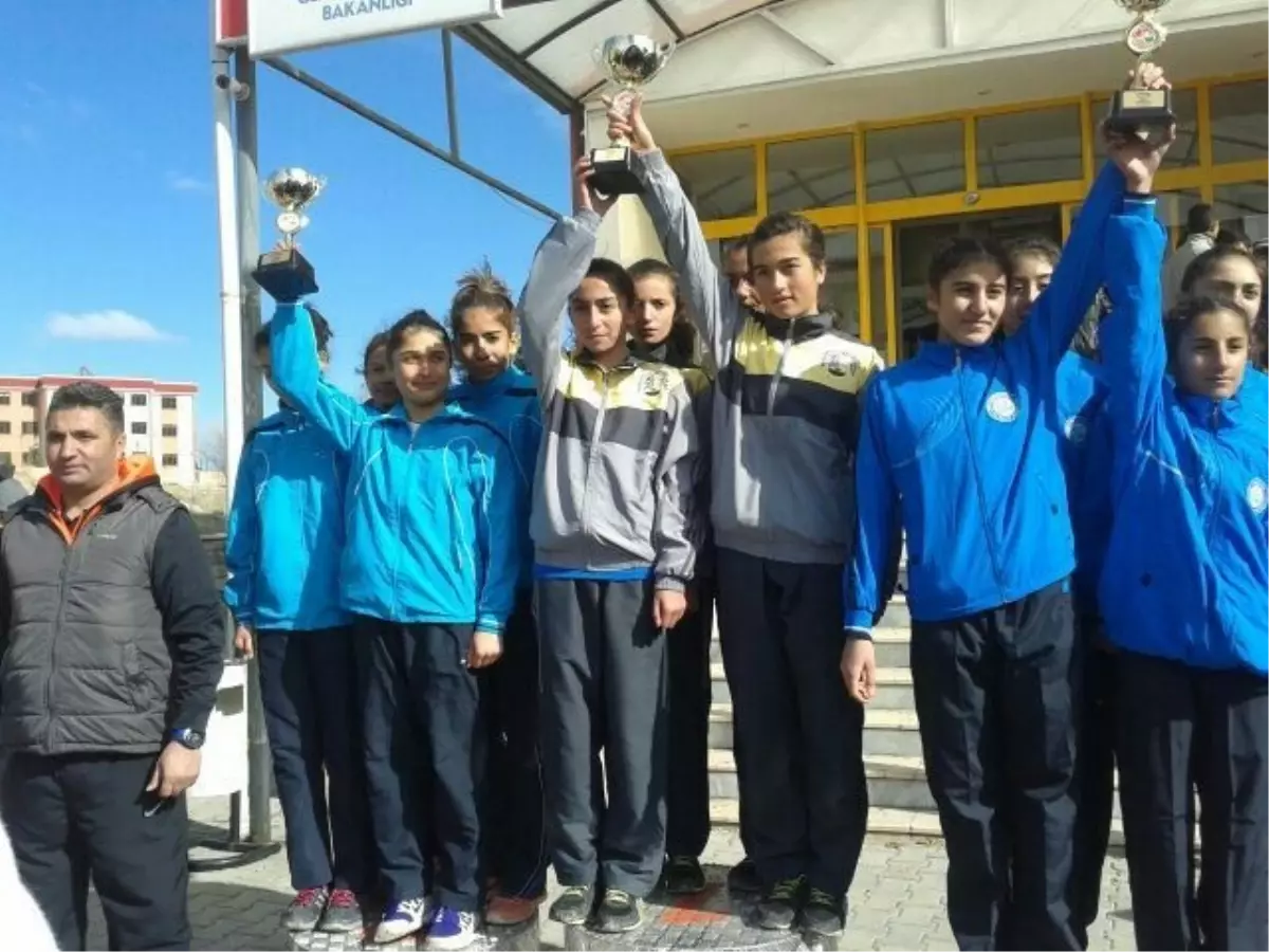 Kayserili Yıldız Atletler, Nevşehir\'den Şampiyonlukla Döndü