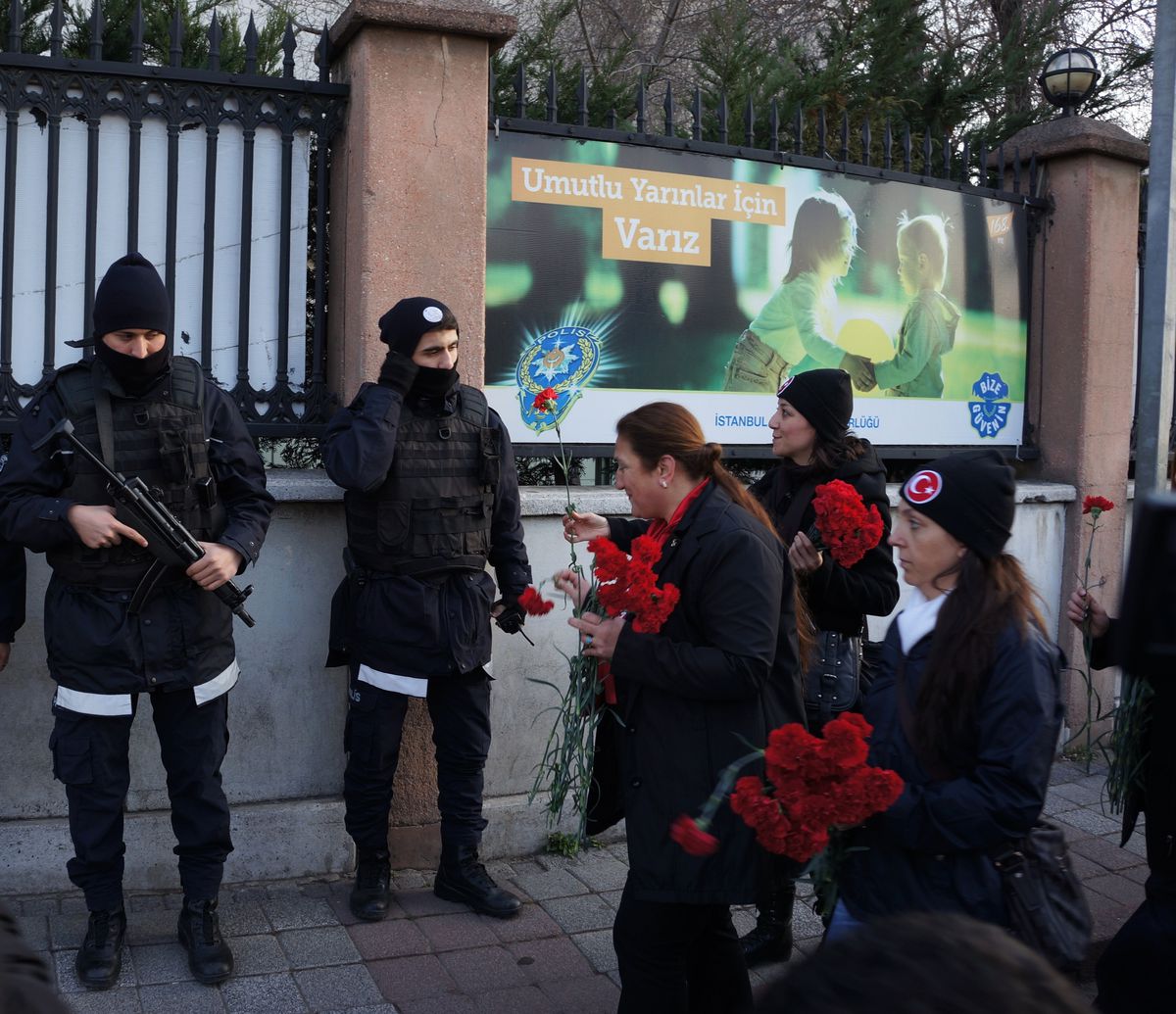 MHP\'liler Polise Karanfil Dağıttı