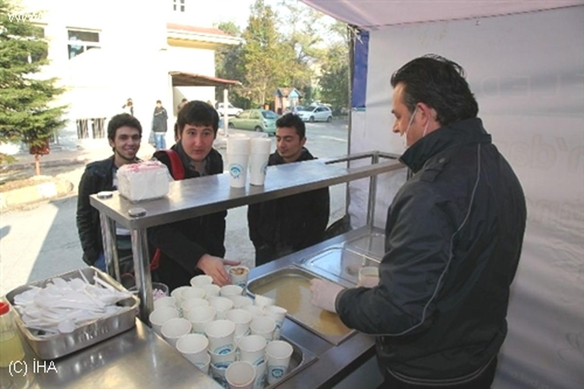 Odunpazarı Belediyesi\'nden Öğrencilere Sıcak Çorba İkramı