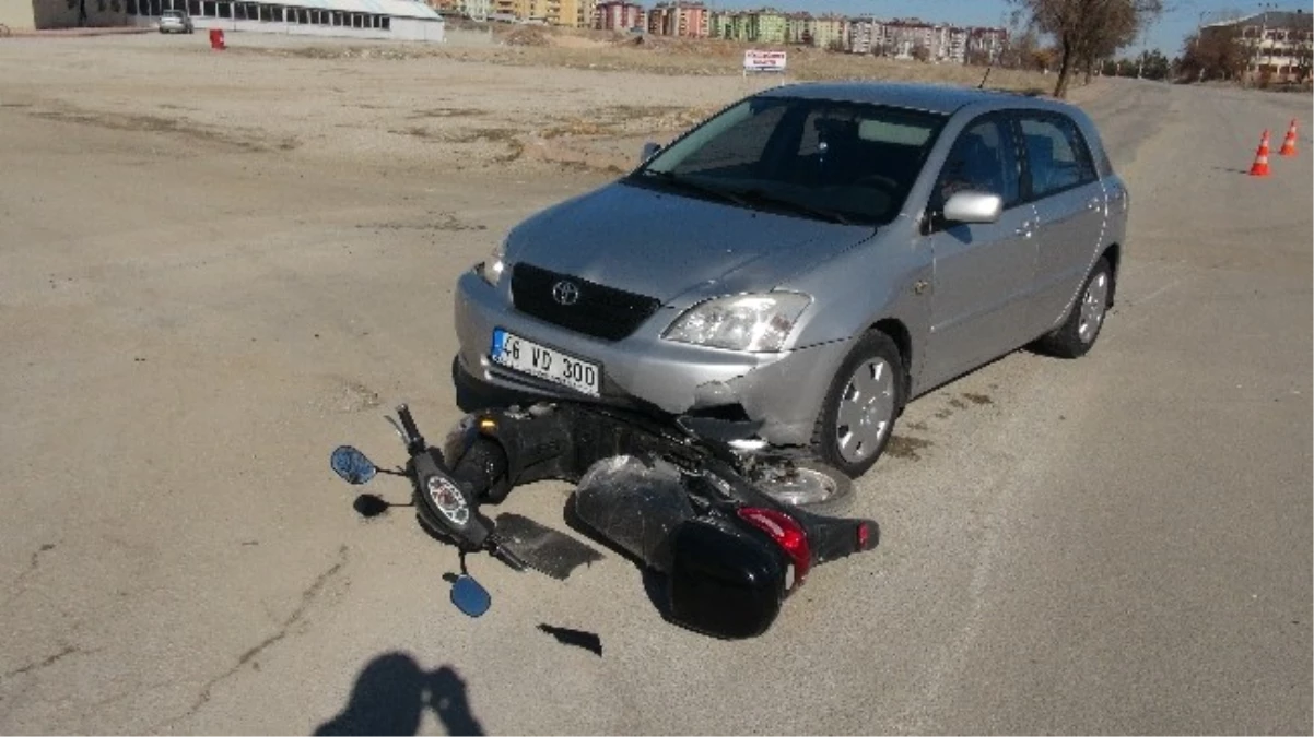 Elbistan\'da Otomobil Elektrikli Bisiklete Çarptı: 1 Yaralı