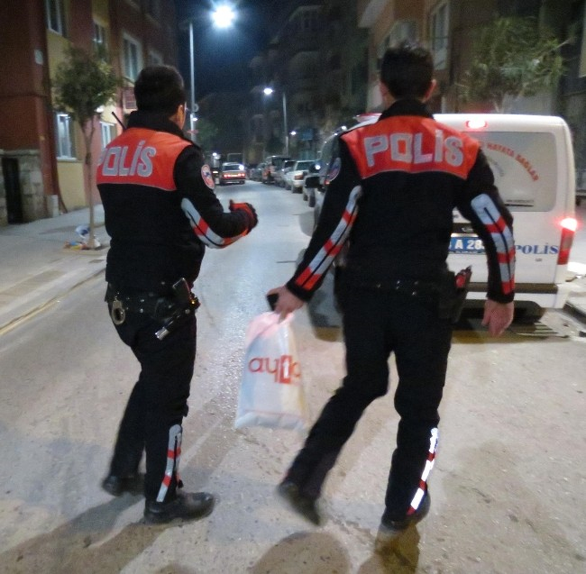 Polisten Kaçarken Esrar Dolu Poşeti Yere Atan Zanlılar Yakalandı