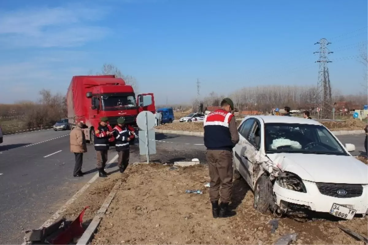 Sakarya\'da Tır ile Otomobil Çarpıştı: 5 Yaralı