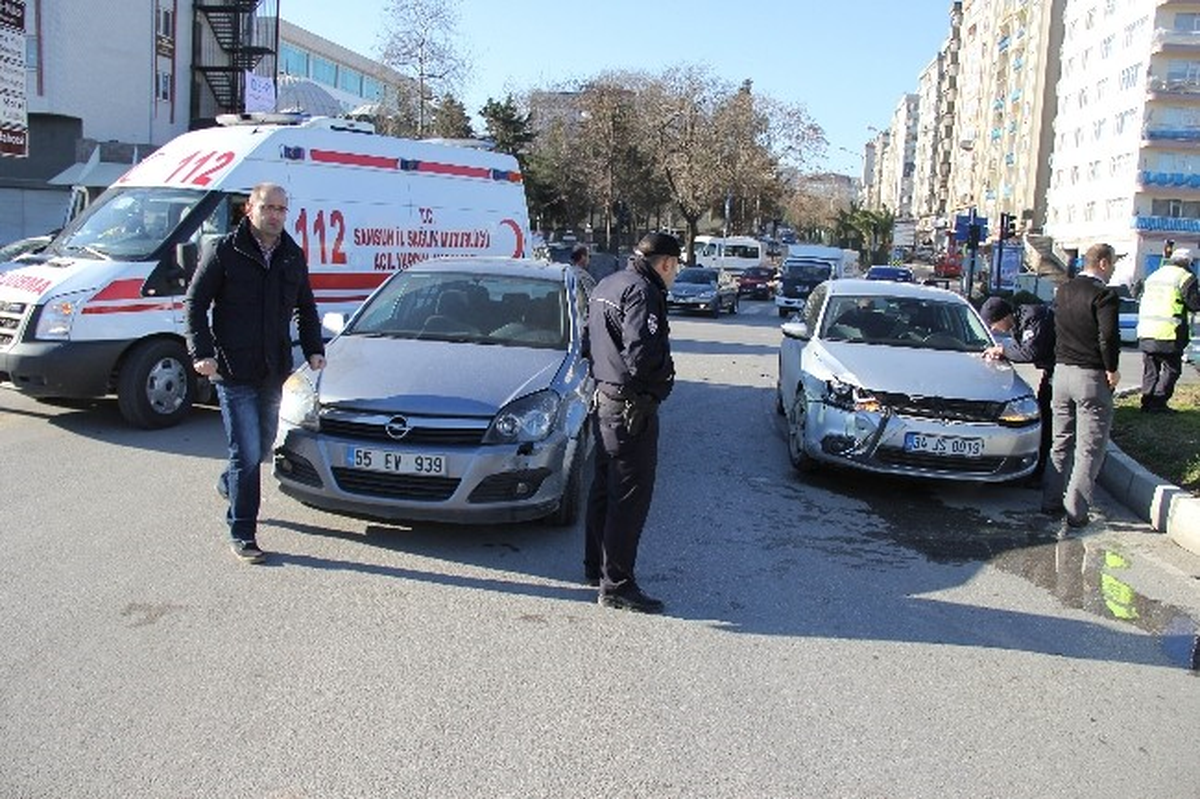 Samsun\'da İki Otomobil Çarpıştı: 1 Yaralı