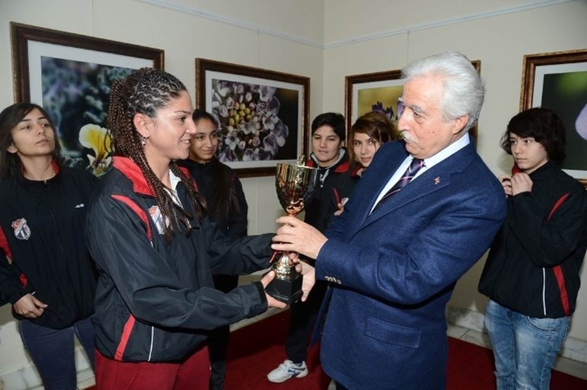Sporculardan Aldırmaz\'a "Teşekkür Kupası"