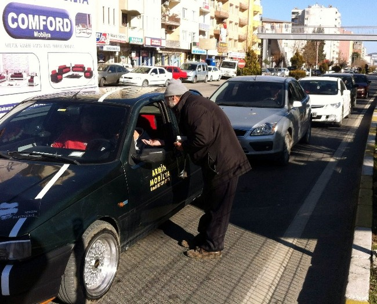 Trafiğe Aldırış Etmeden Cevşen Satmaya Çalıştı