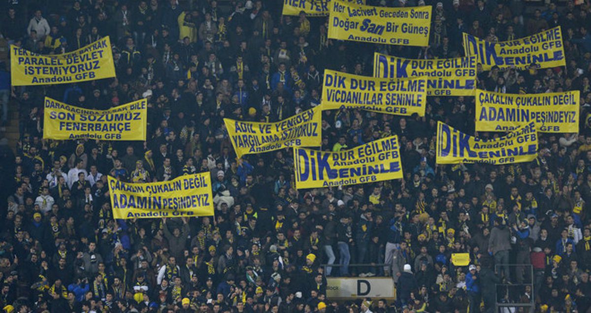Tribünde Casus!