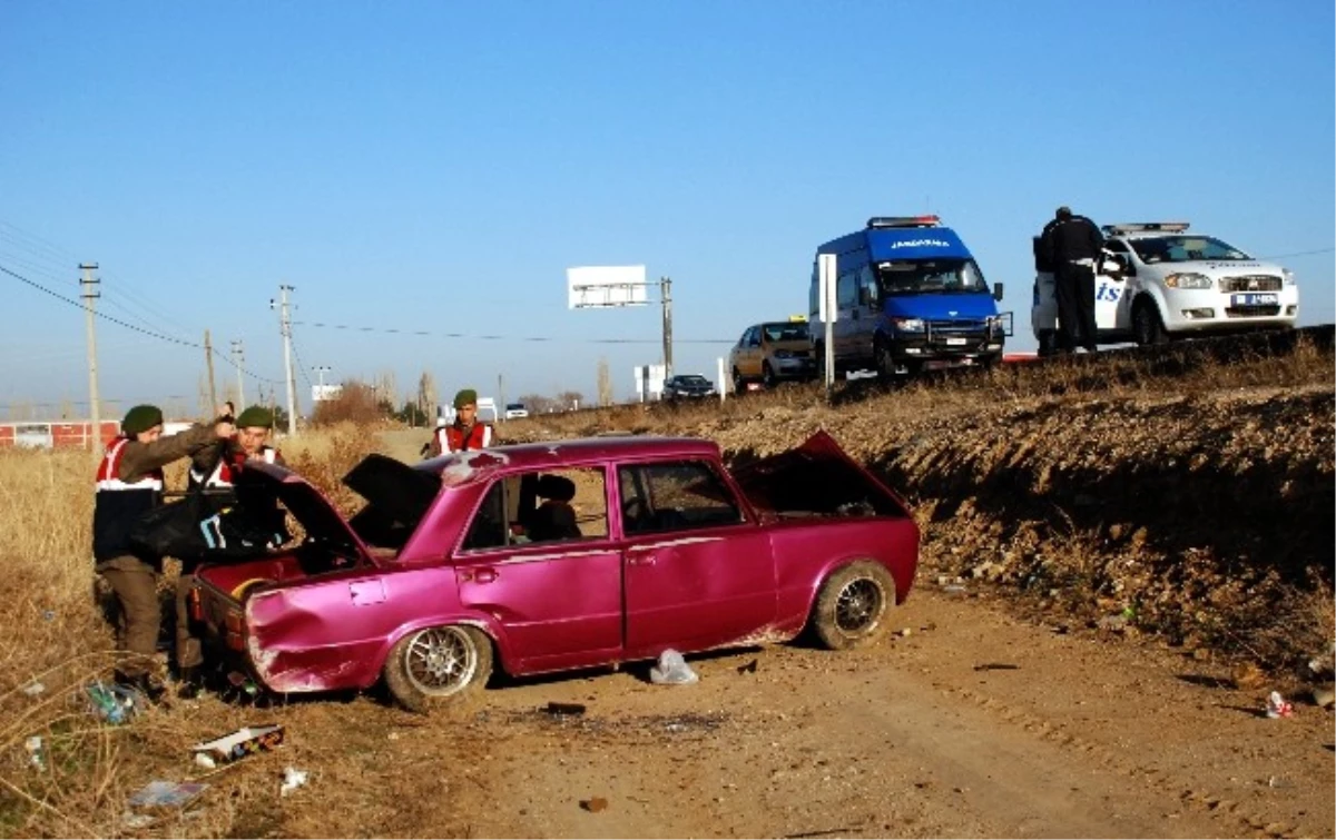 Aksaray\'da Otomobil Şarampole Yuvarlandı: 3 Yaralı