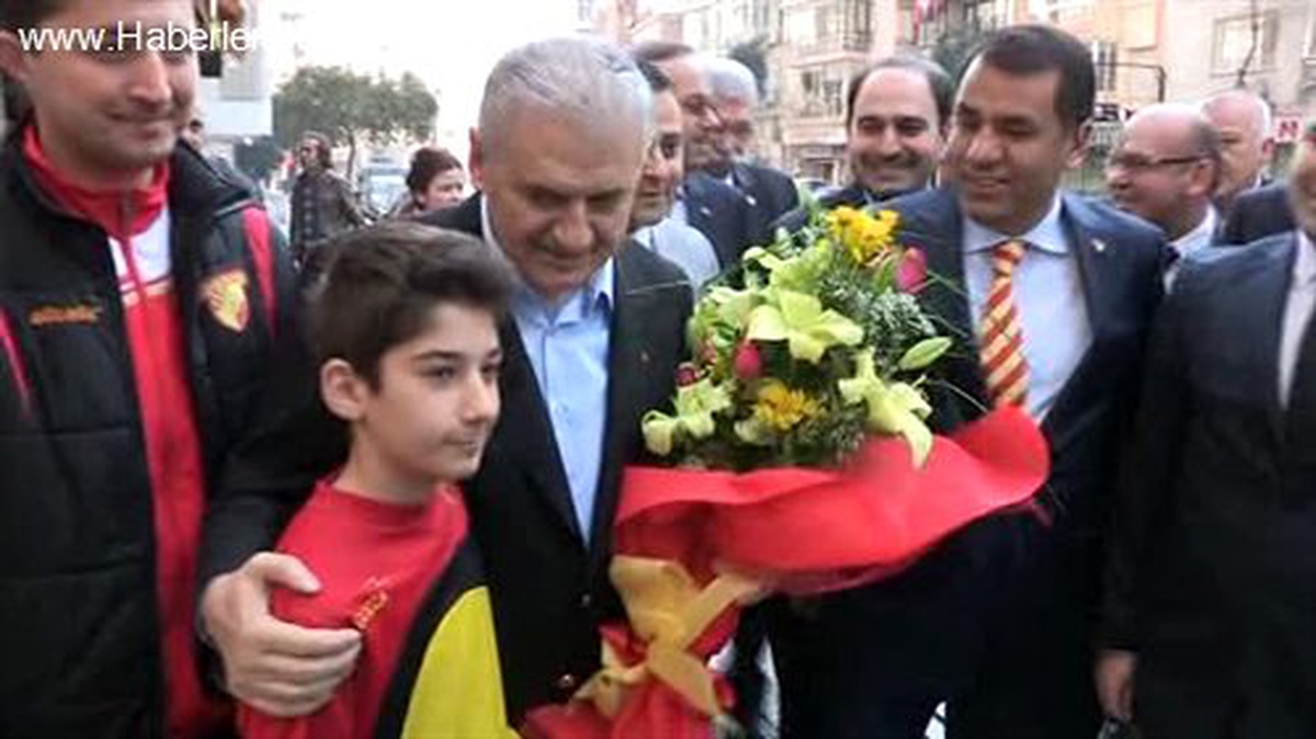 Binali Yıldırım, Göztepe Spor Kulübü\'nü ziyaret etti -