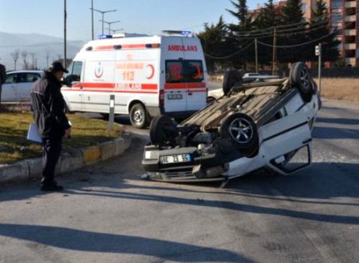 Gümüşhacıköy\'de Trafik Kazası: 2 Yaralı