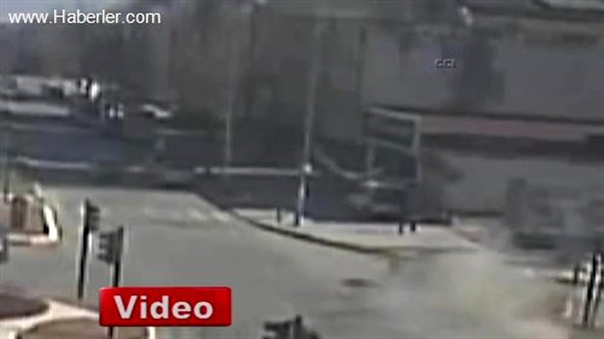 Kaldırımda Yürüyen Yaya Kazadan Kıl Payı Kurtuldu
