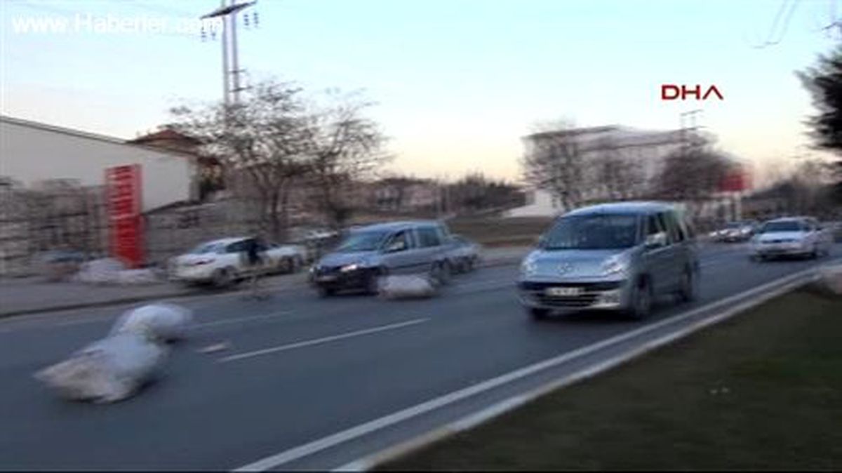 Kamyonetten Yola Düşen Çuvallar Sürücüleri Zorladı
