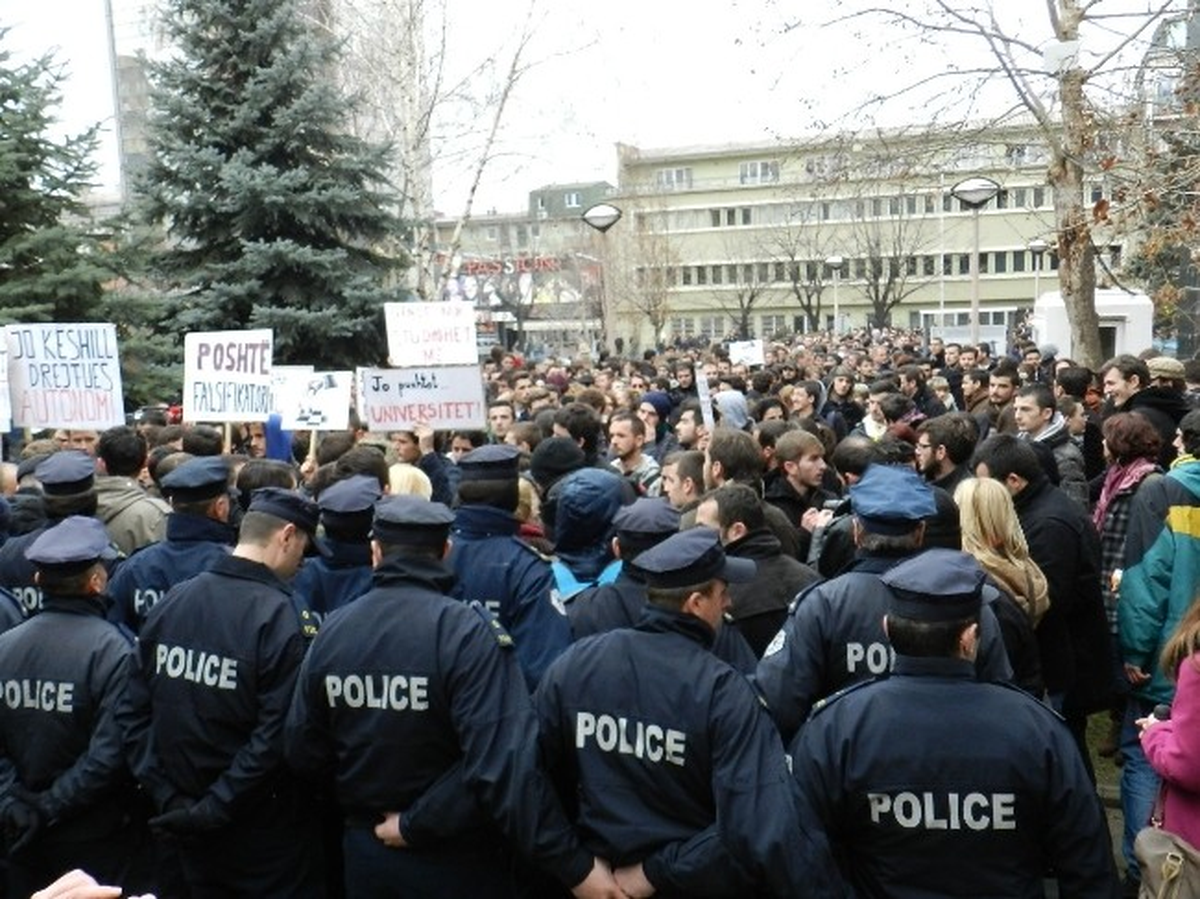 Kosova\'da Polisten Öğrencilere Biber Gazlı Müdahale