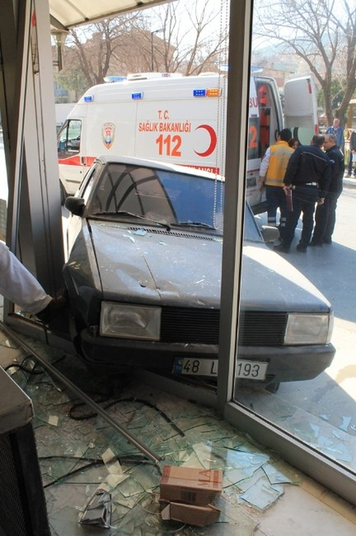 Milas\'ta Ehliyetsiz Sürücü Fırına Girdi