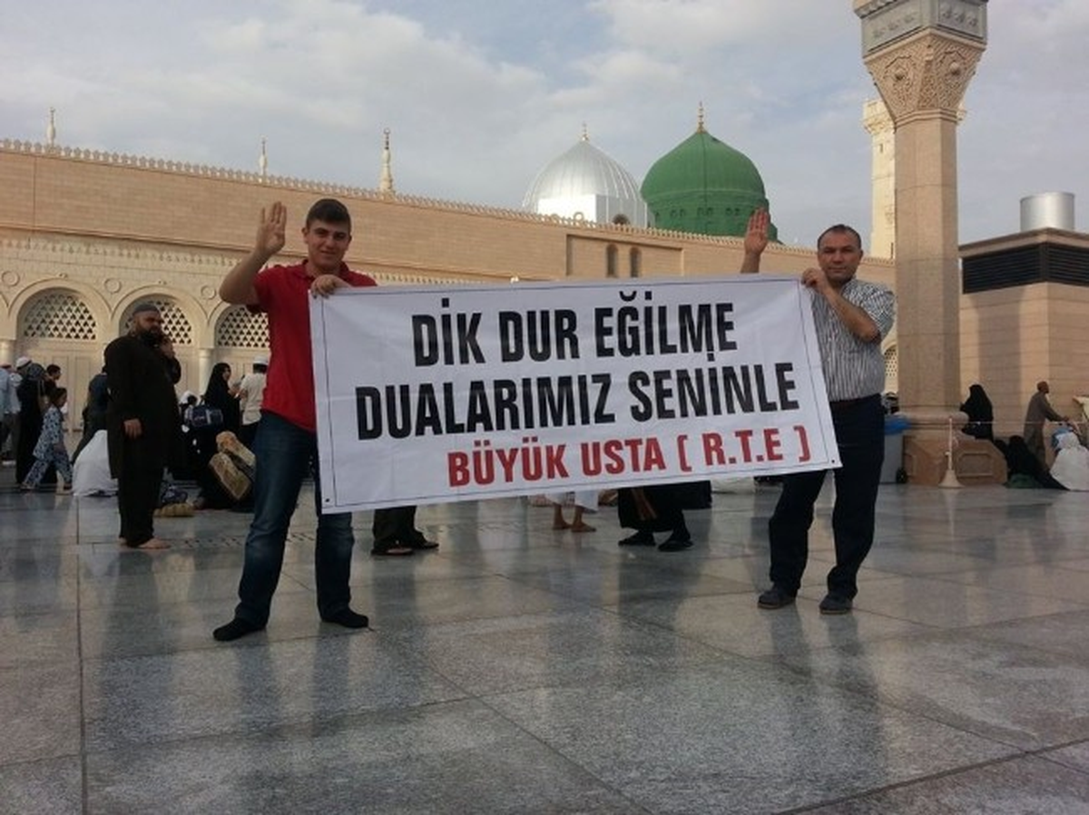 Özel Haber) Tavaf Sırasında Başbakan\'a Destek Pankartı Açtılar