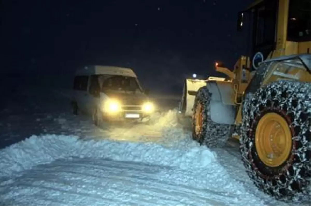 Taşlıçay\'da Tipi Nedeniyle Kapanan Köy Yolları Açıldı