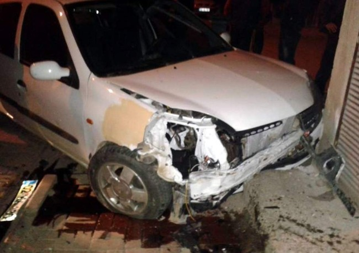 Adıyaman\'da 2 Otomobil Çarpıştı: 2 Yaralı