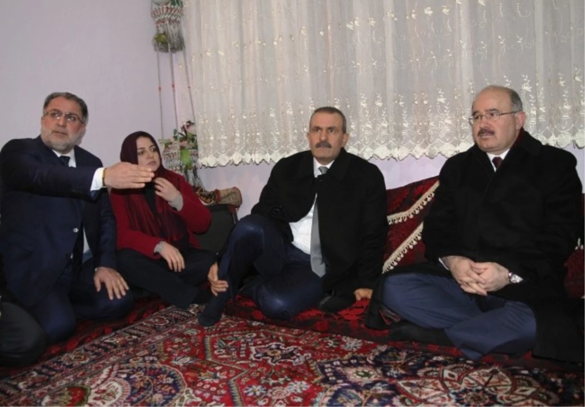 AK Partili Çelik\'ten Vanlı Taş Ailesine Taziye Ziyareti